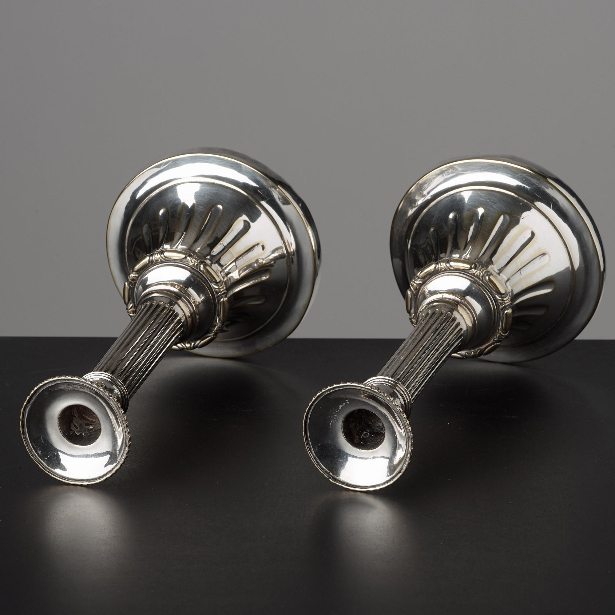 LJUSSTAKAR, två mycket snarlika, gustavianska, 1700-talets slut.