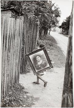 HENRI CARTIER-BRESSON, gelatin silver print stamped by the photographer and by Magnum Photos Incorporated on verso.