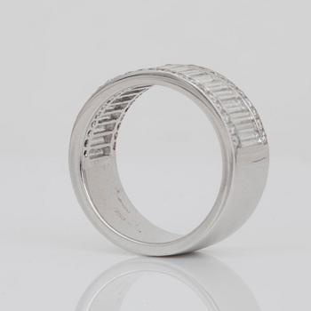 RING med briljant- och baguetteslipade diamanter.