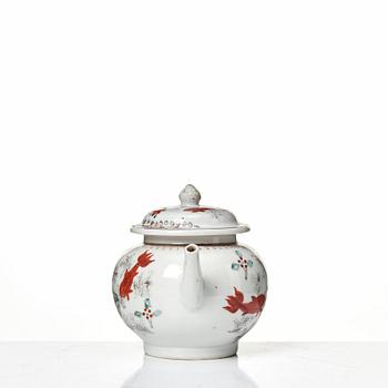 Tekannor, två stycken, kompaniporslin. Qingdynastin, Qianlong (1736-95).