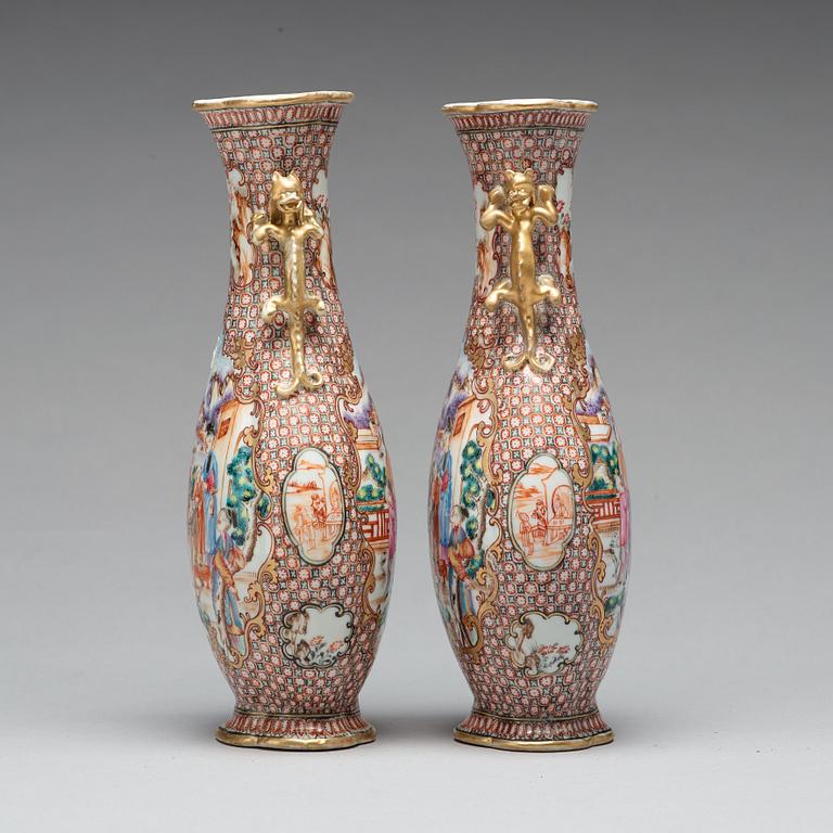 VASER, ett par, mandarinporslin. Qing dynastin, Qianlong (1736-95).