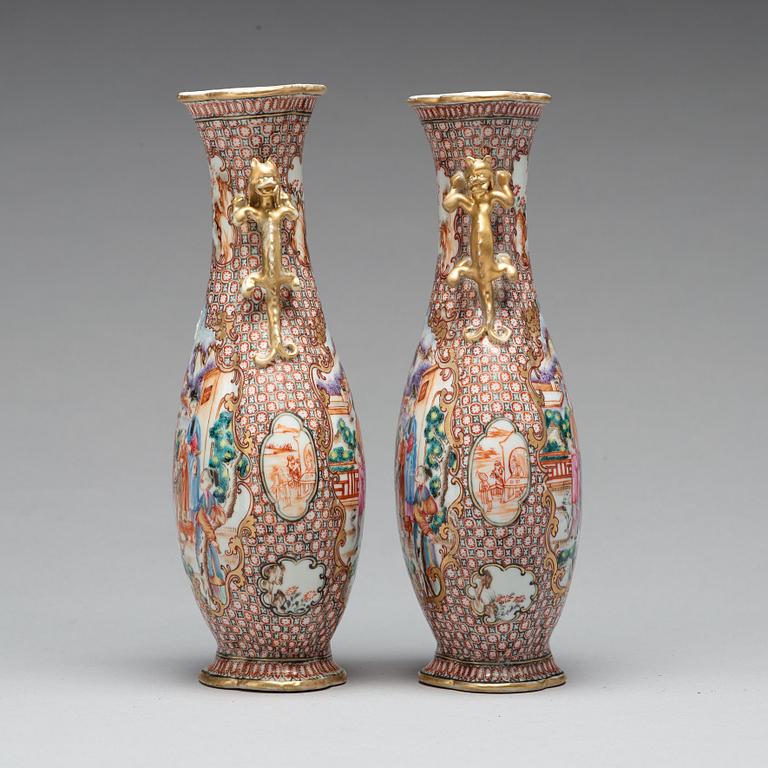 A pair of famille rose vases, Qingdynastin, Qianlong (1736-95).