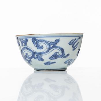 A Chinese blue and white kui dragon bowl, Ming dynasty, 17th century.