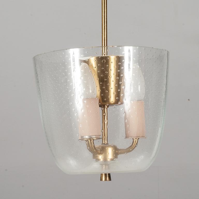 TAKLAMPA, mässing och glas, 1950/60-tal.