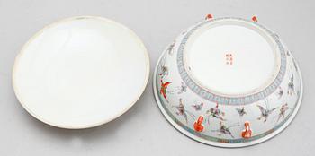 TERRIN MED LOCK, porslin, Kina, 1900-talets första hälft.