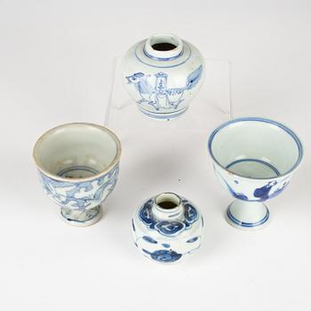 Stemcups, två stycken samt två minityrurnor, porslin. Mingdynastin (1368-1644).
