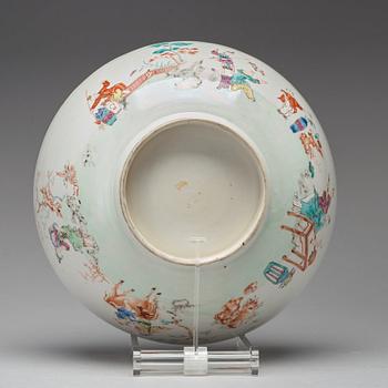 A famille rose punch bowl, Qing dynasty, Qianlong (1736-95).