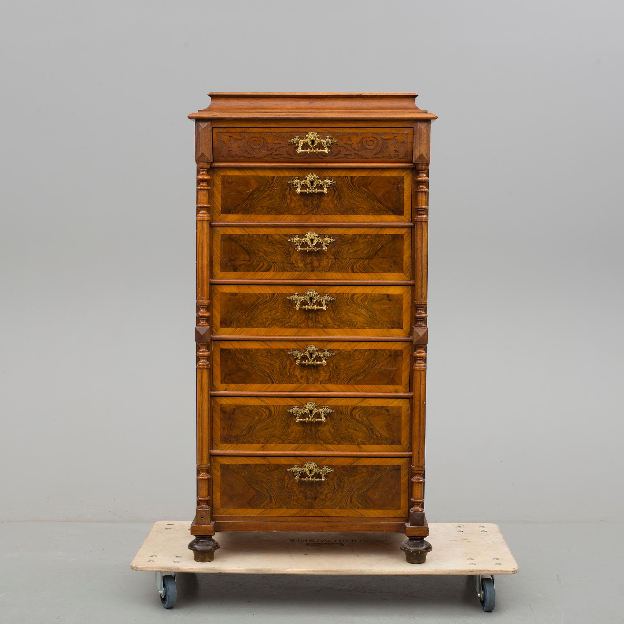 HERRBYRÅ, nyrenässans, 1800-talets slut.