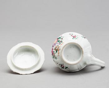 CREMEKOPP, porslin, Qingdynastin, Kina. 1700-tal.
