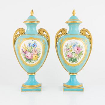 Lockurnor, ett par, Rörstrand, 1800-talets andra hälft.