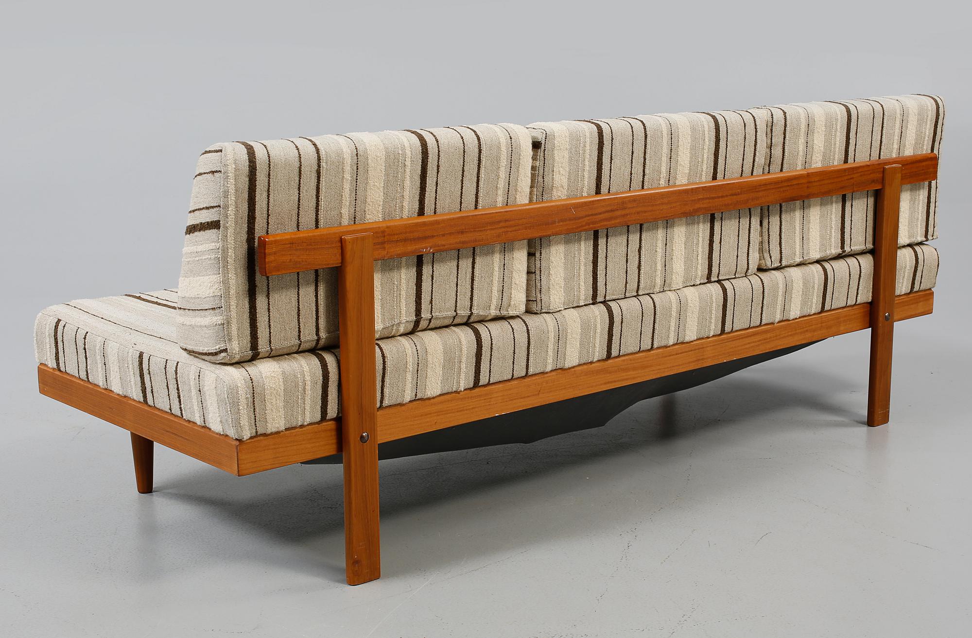 DAGBÄDD samt SIDOBORD, Ekornes Svane, Norge, 1900-talets andra hälft.