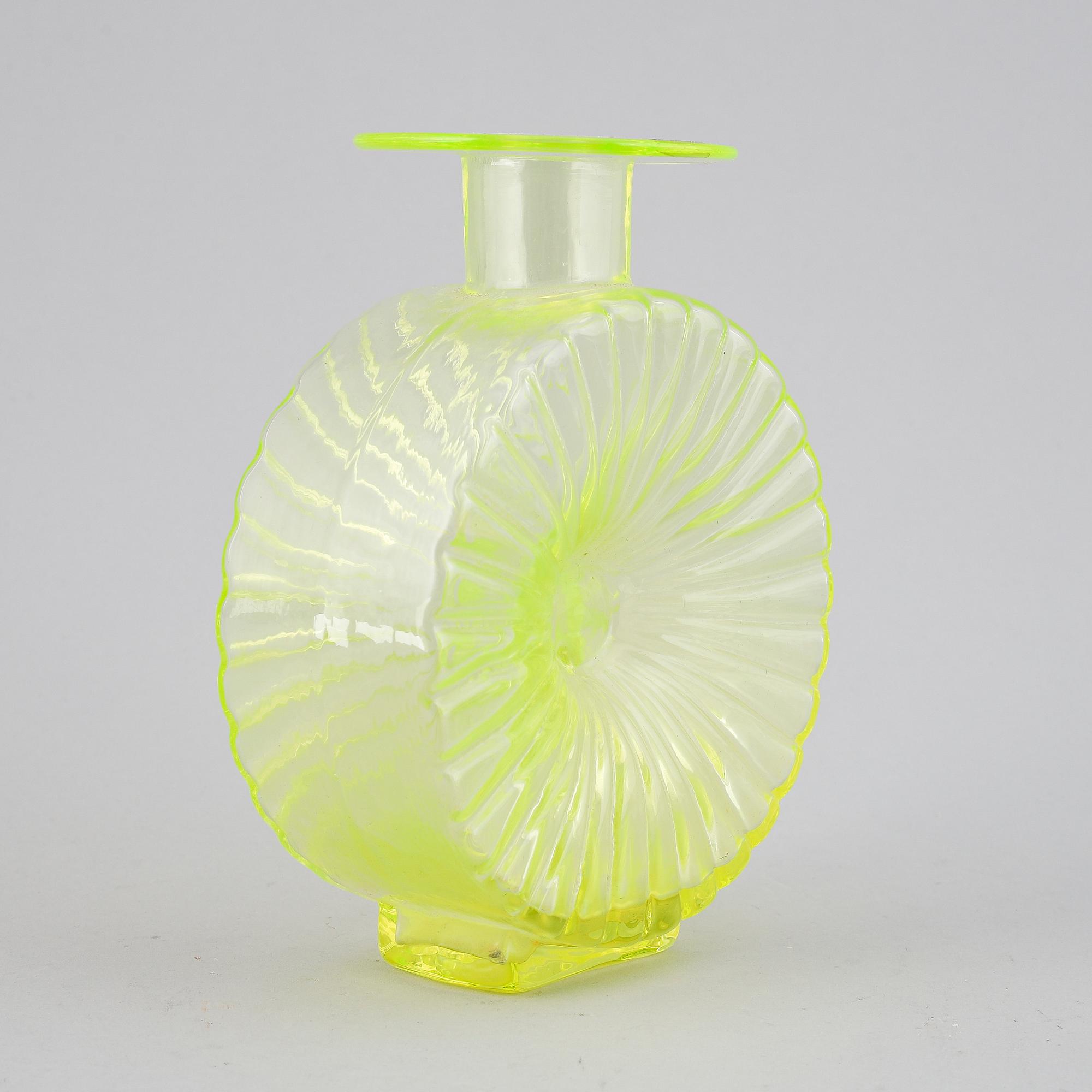 HELENA TYNELL, a sun glass bottle for Riihimäen Lasi Oy. In production 1964-1974.