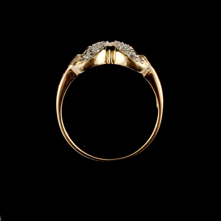 RING, 14k guld med 12 carréslipade rubiner samt 28 briljantslipade diamanter, utländska stämplar. Vikt 4 g.