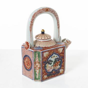 Tallrikar, fyra stycken, samt tekanna med lock, porslin. Japan, Meiji (1868-1912).