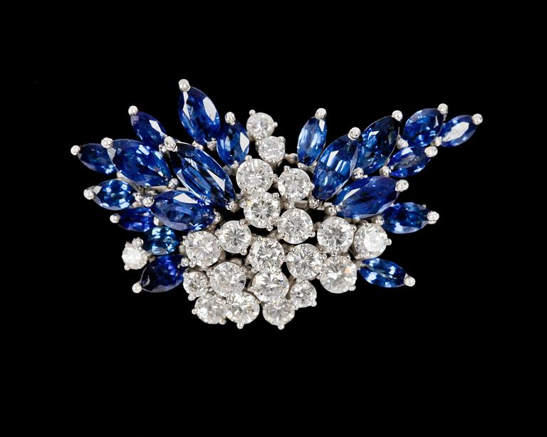 BROOCH, brillianmt cut diamonds, tot. app. 2 cts (app F/VS) and blue sapphires, tot. app. 3.50 cts.