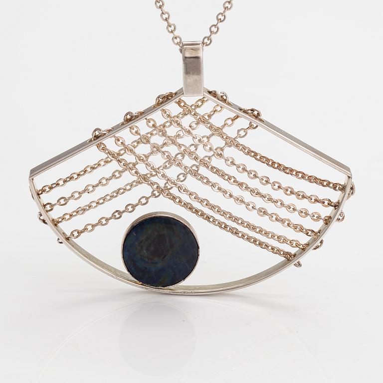 Elis Kauppi, A sterling silver neckalce with a spectrolite. Kupittaan kulta, Turku.