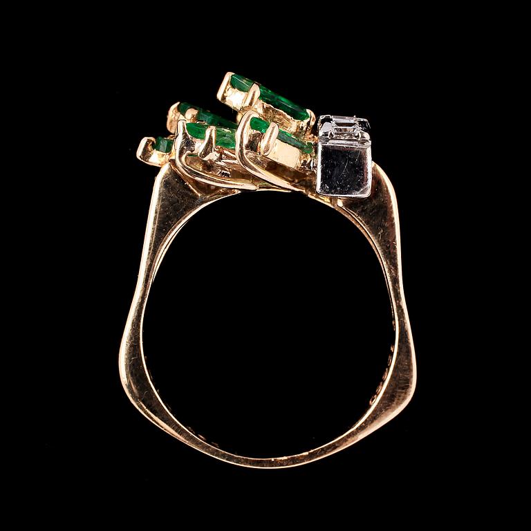 RING, 18k guld, 6 fasettslipade smaragder och 3 baguettslipade diamanter. Vikt 5 g.