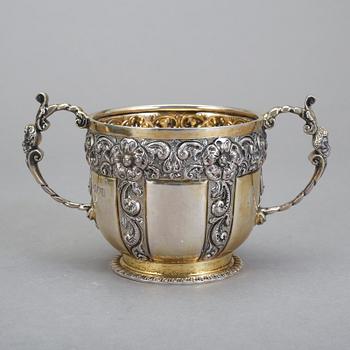 SOCKERSKÅL MED STRÖARE, silver, London, 1897, James Wakely & Frank Clarke Wheeler. Tot vikt (exkl etui) 240 gram.