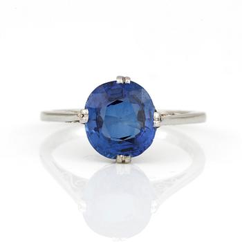 RING, 18K vitguld med syntetisk safir ca 3.39 ct. Total vikt ca 3,30 gram.