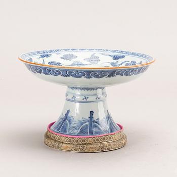 A blue and white tazza, Qing dynasty, 19th Century.