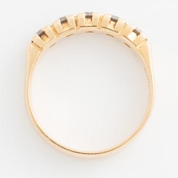 Alliansring 18K guld med runda briljantslipade diamanter.