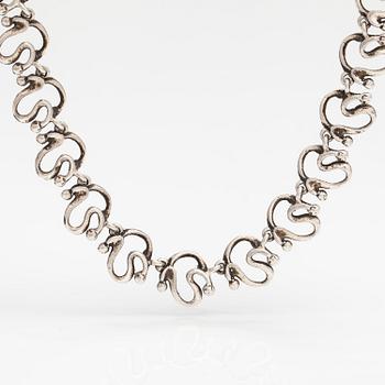 Jorma Laine, A silver necklace. Turun Hopea, Turku 1973.