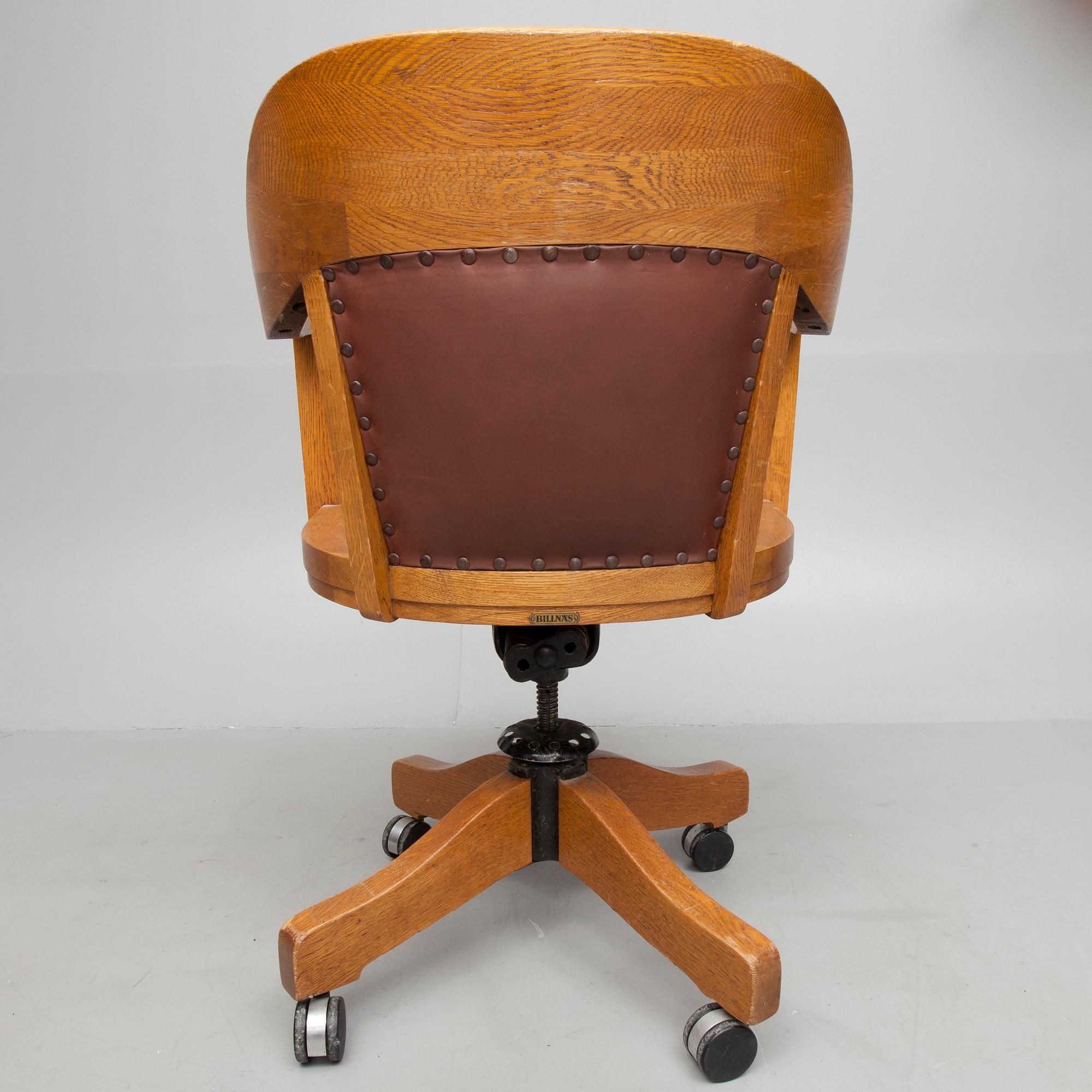 SKRIVBORDSSTOL, brännstämplad samt etikettmärkt Billnäs, 1900-talets början.