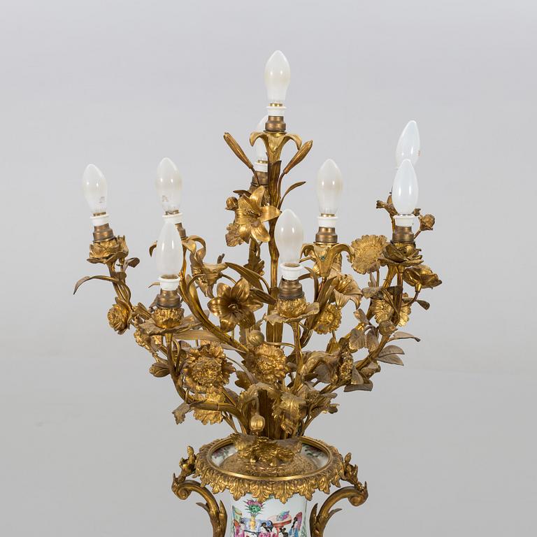 A TABLE LAMP/VASE, KANTON PORCELAIN. 19-20TH CENTURY.