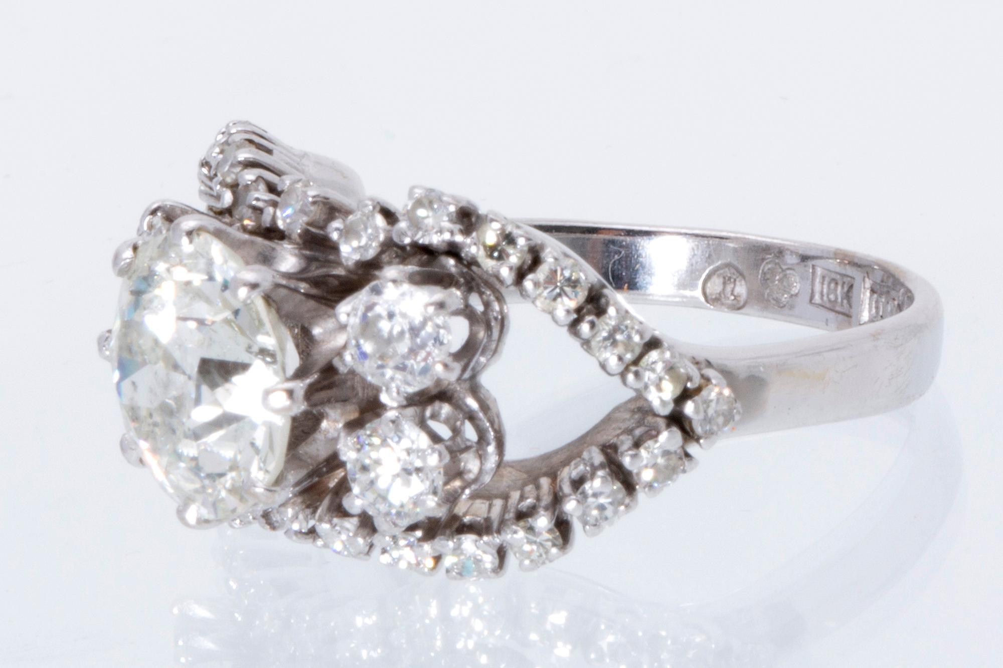 Ring 18K whitegold 1 old-cut diamond approx 2,40 ct approx H - I, old-and brilliant-cut diamonds approx 1 ct.