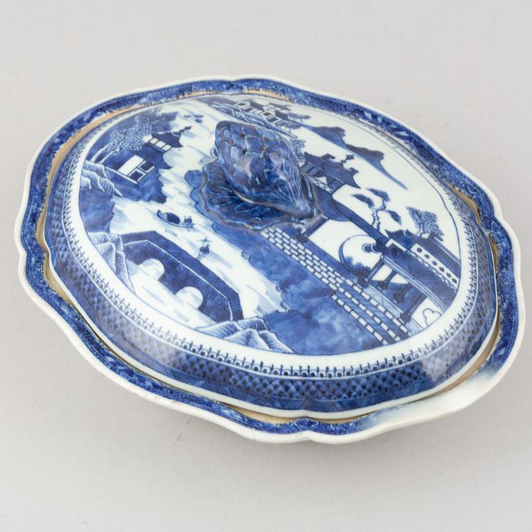 A group of Chinese porcelain, 17th, 19th and 20th century.