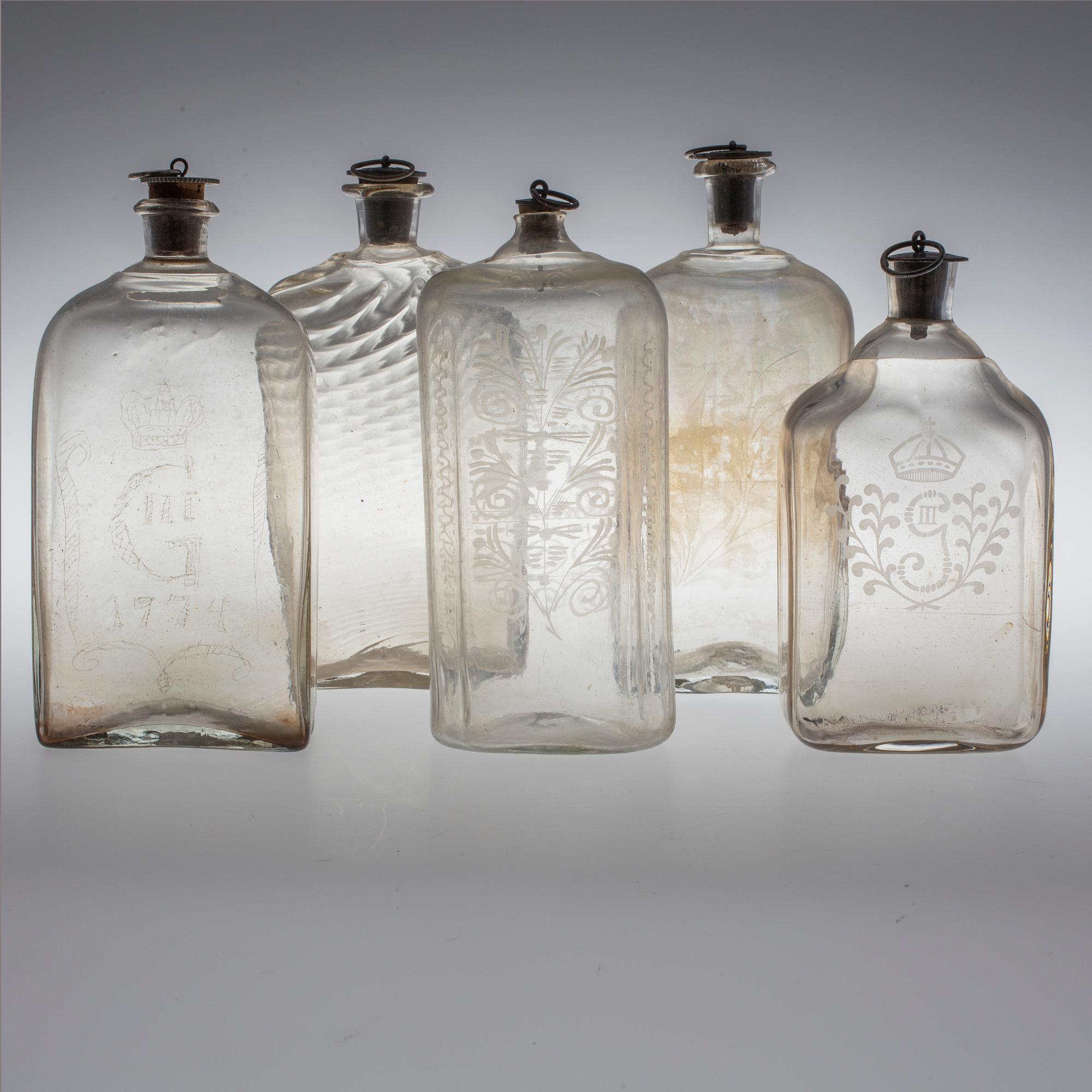 BRÄNNVINSFLASKOR, 5 st. Glas. 1800-tal.