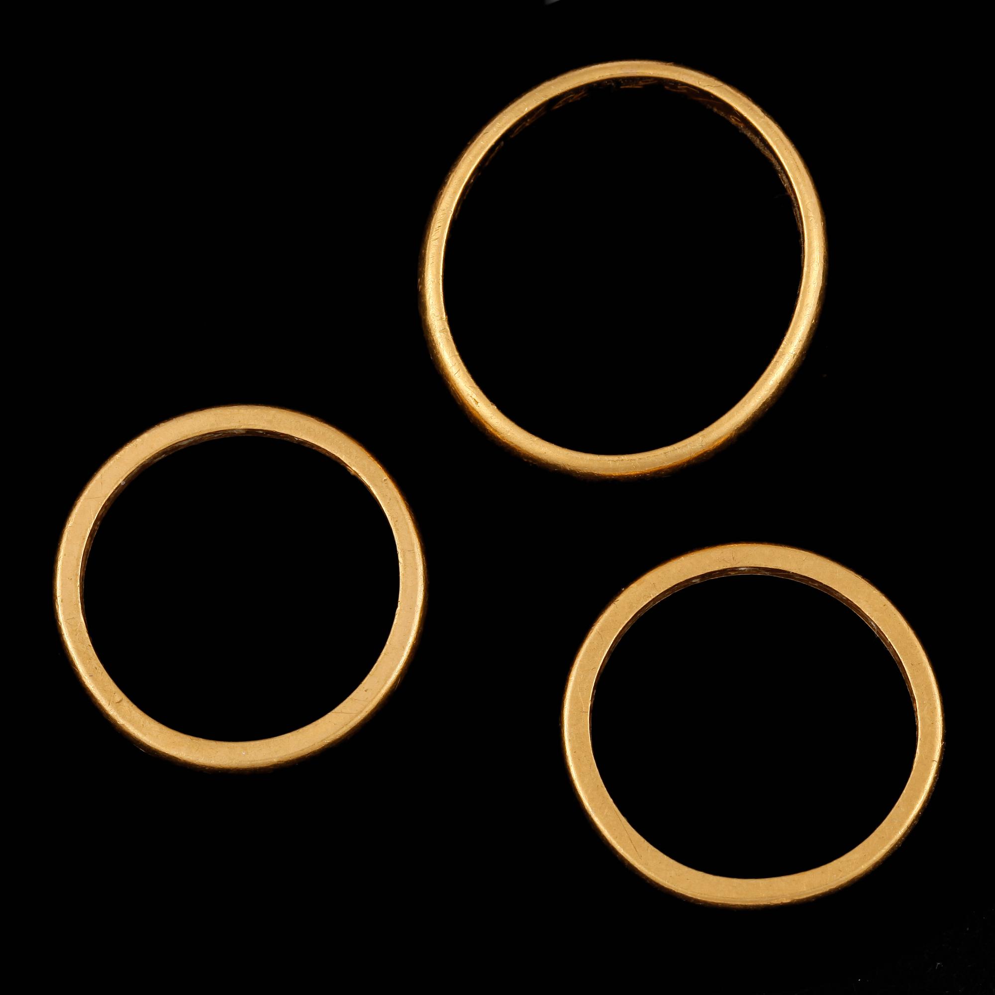 PARTI GULD, 4 delar, 23k resp 18k guld. Vikt 16,5g resp 2,1g.
