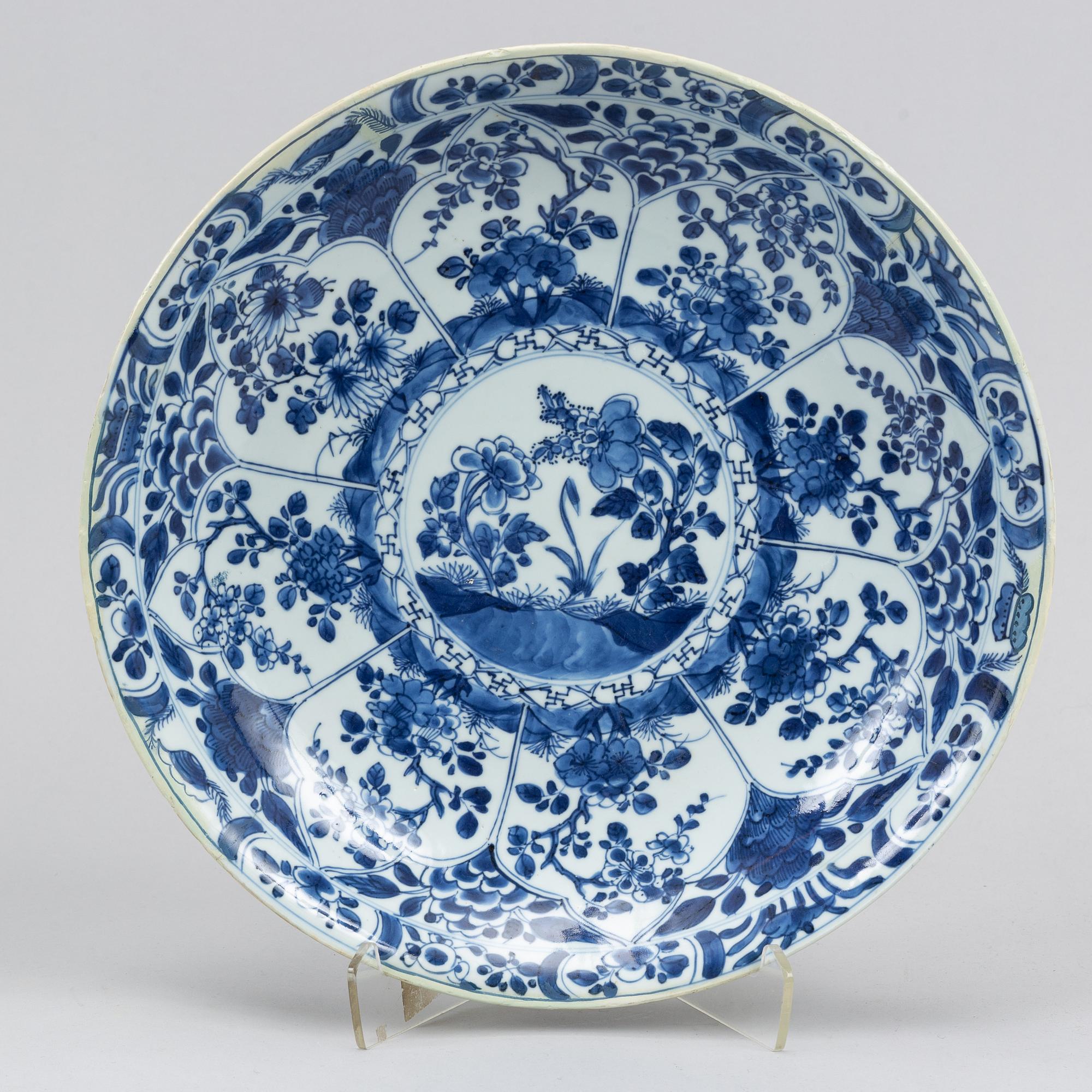 A blue and white dish, Qing dynasty, Kangxi (1662-1722).