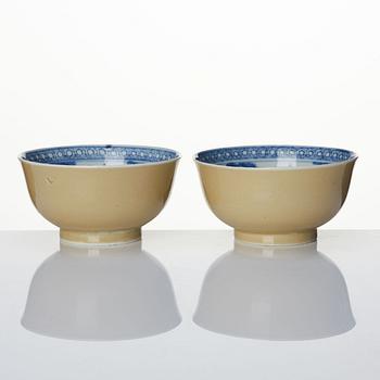A pair of blue and white bowls. Qing dynasty, 18th century.
