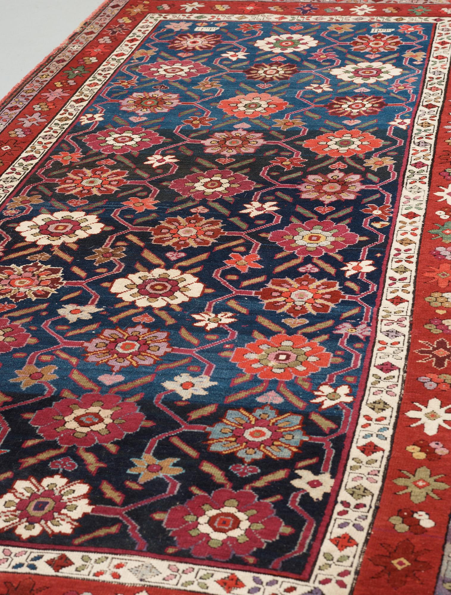 ANTIK/SEMIANTIK KARABAGH. 240 x 120,5 cm.