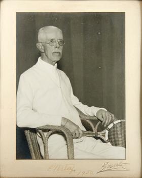 PARTI GUSTAV V, 4 delar, signerat porträtt, teckning och böcker 2 st.