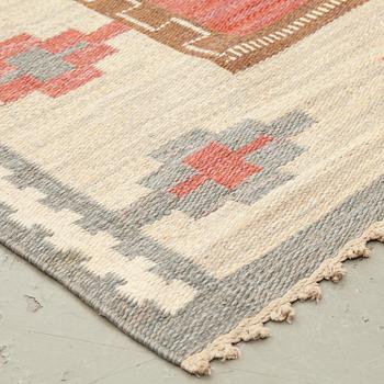A sewdish flat weave carpet by Anna Greta Sjöquist, sigend AGS. Around 225 x 149 cm.