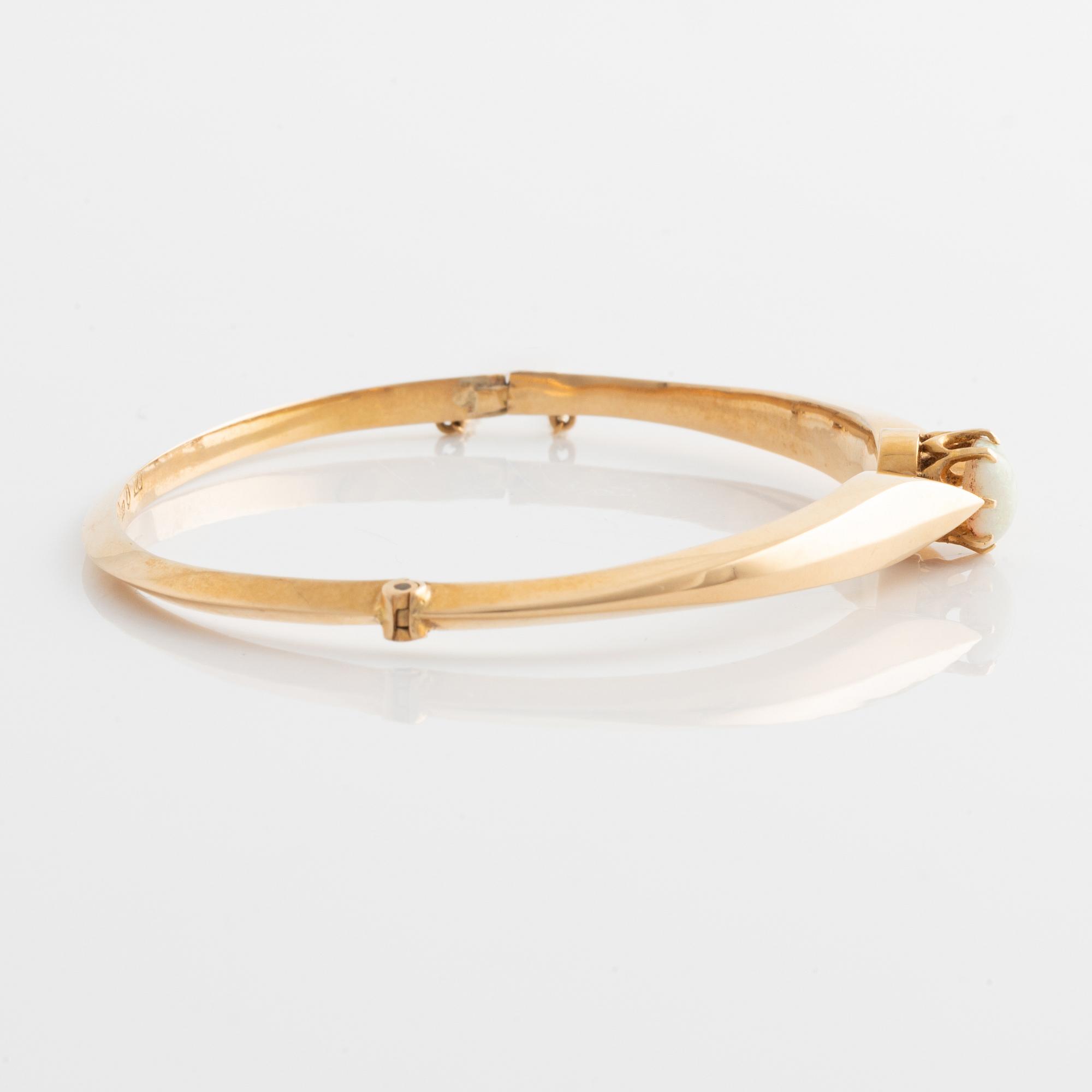 Armring med opal.
