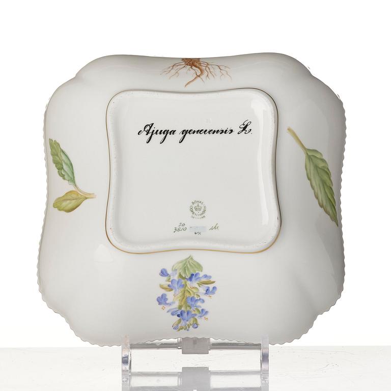 A set of two Royal Copenhagen 'Flora Danica' serving dishes, Denmark, 20th century.