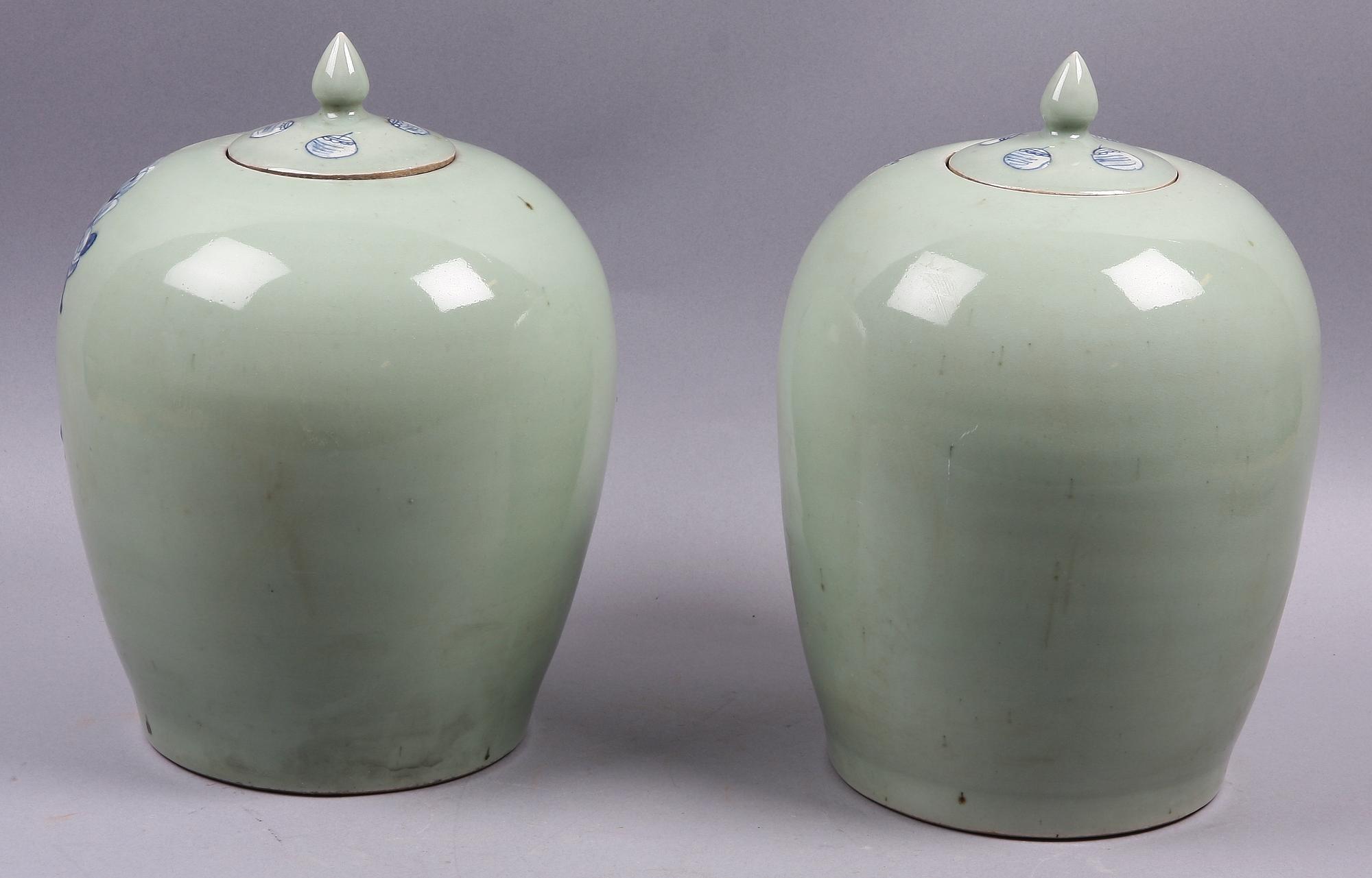 URNOR MED LOCK, porslin, Kina, 1900-tal.