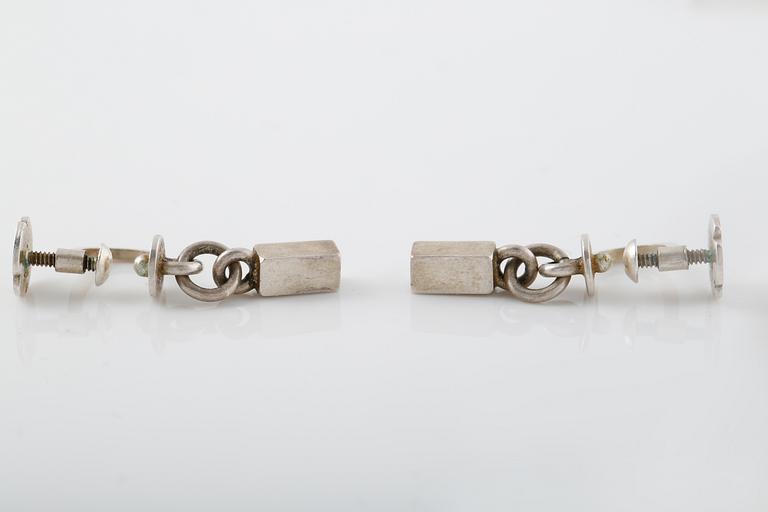 ÖRHÄNGEN, ett par, silver, Wiwen Nilsson, Lund, 1952. Vikt 6,1 gram.
