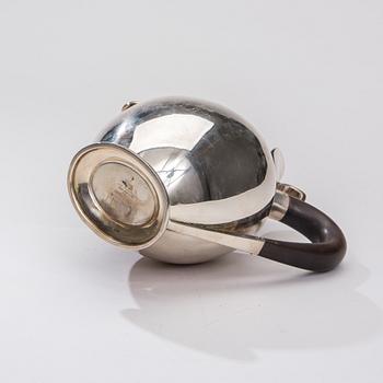 KAFFEKANNA, sterling silver, Hugo Grün & Co, Danmark, finska kontrollstämplar 1962. Vikt 410 g.