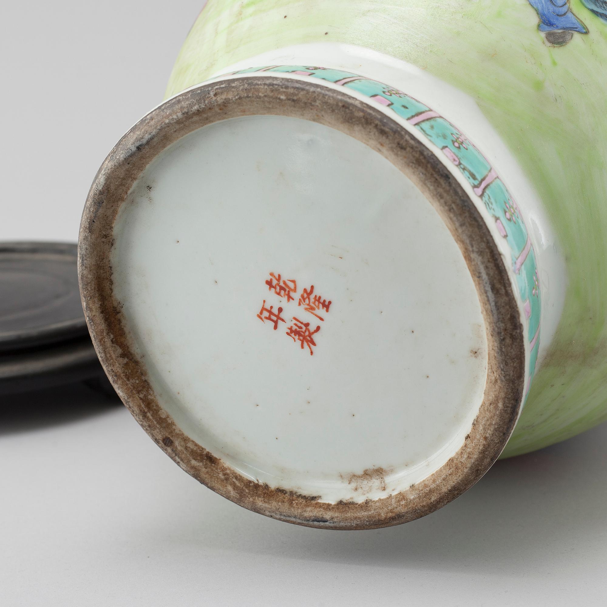 A late 19th/early 20th century Chinese porcelain table lamp.