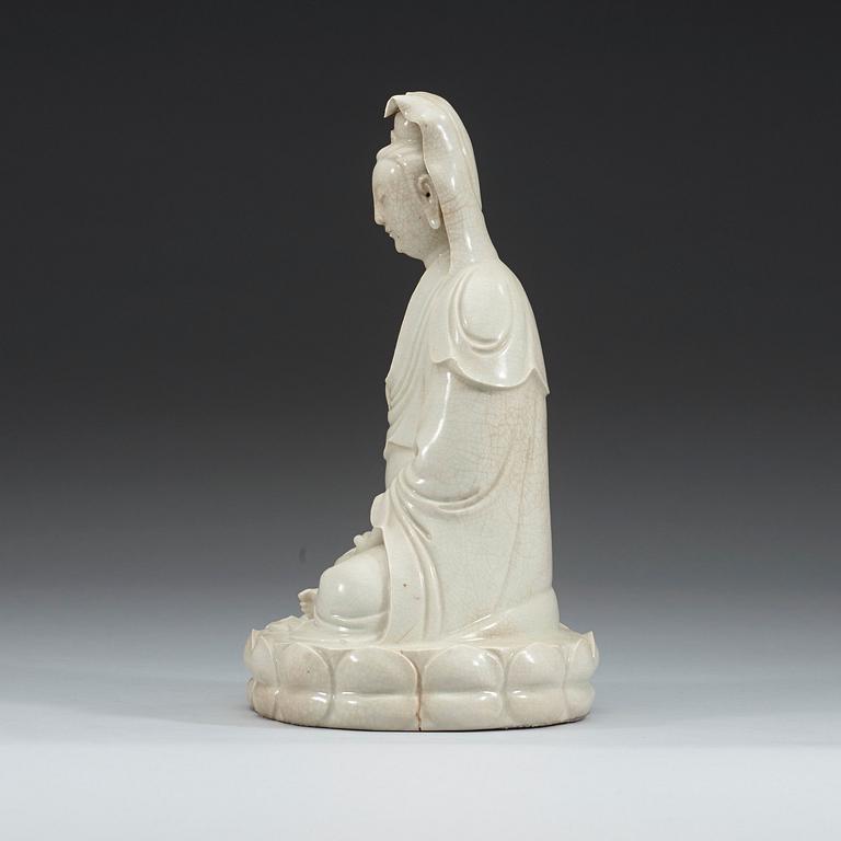 A blanc de chine figure of Guanyin, late Qing dynasty (1644-1912).