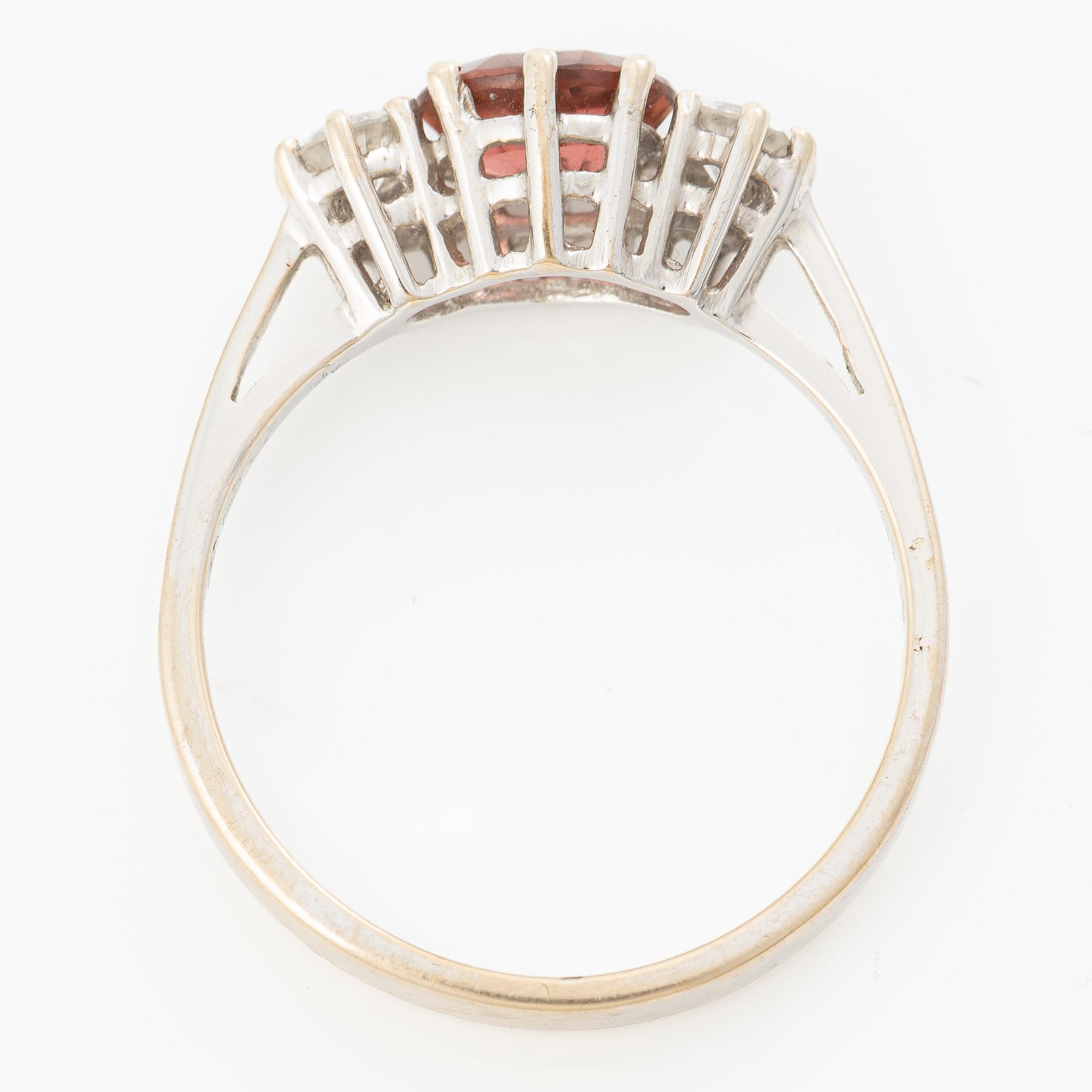Ring 18K vitguld med turmalin och briljantslipade diamanter.