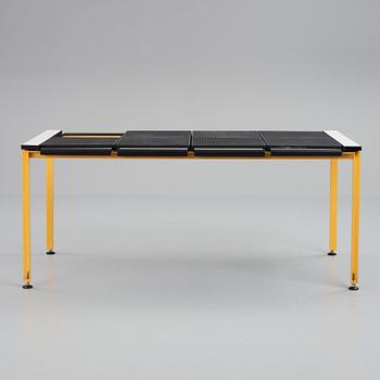 Skrivbord, lackerad metall, 1900-talets andra hälft.