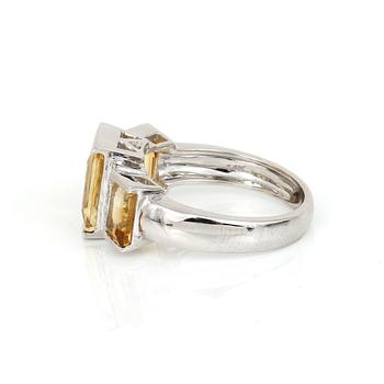 RING, 14K vitguld med blandadslipade citriner tot ca 3,28 ct och små diamanter tot ca 0,06 ct. Total vikt ca 4,49 g.