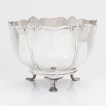 A footed sterling silver bowl, Atkin Brothers, Sheffield Englanti 1905.