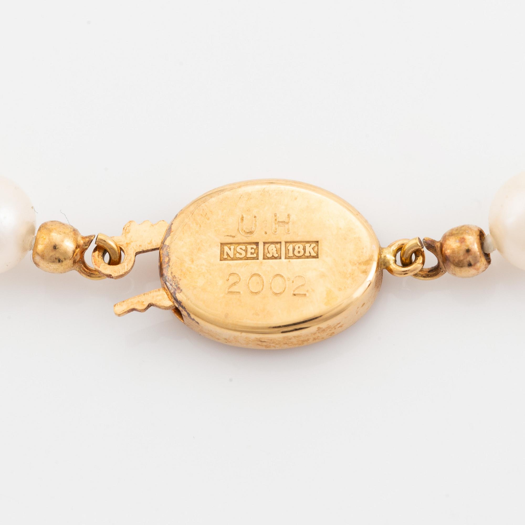 Cultured pearl necklace, clasp 18K gold.