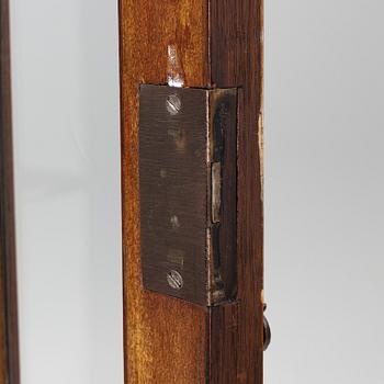 Vitrinskåp, omkring 1900.